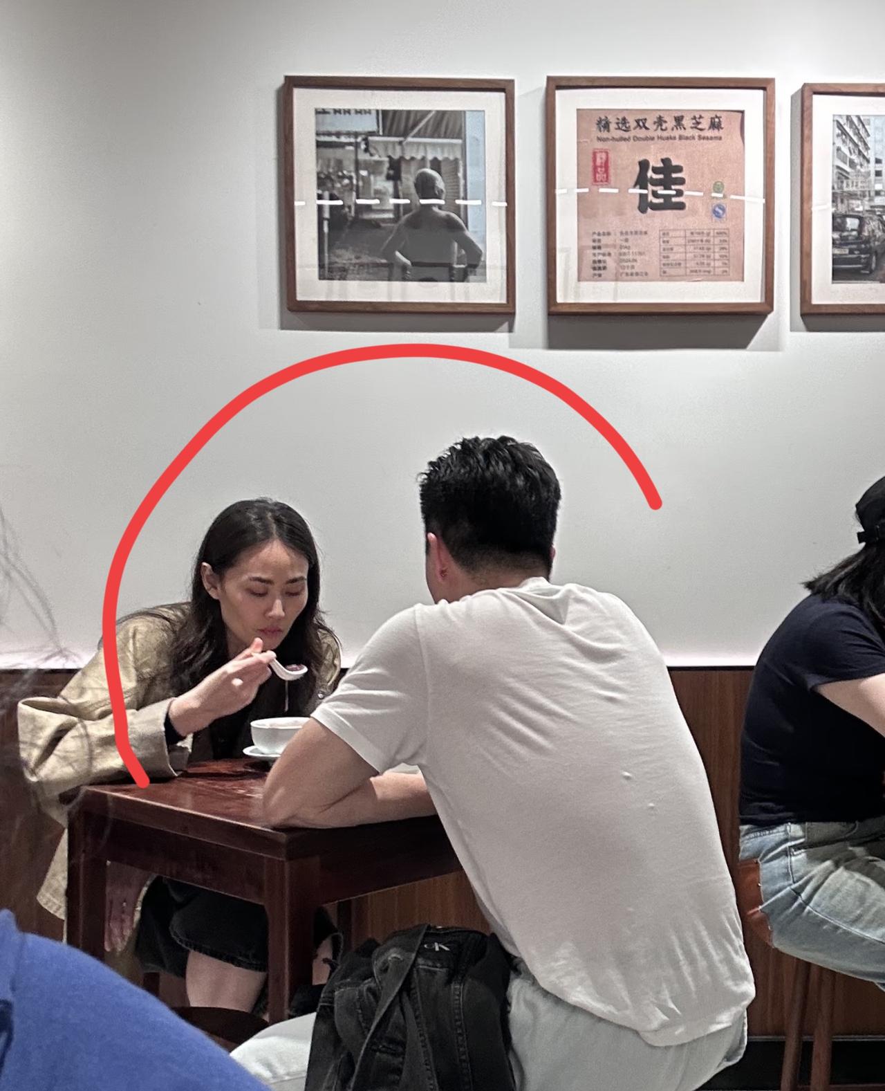 好激动啊！吃饭碰到了大明星，我敢打赌！没有人不认识他们！大家看出来他们是谁了吗？