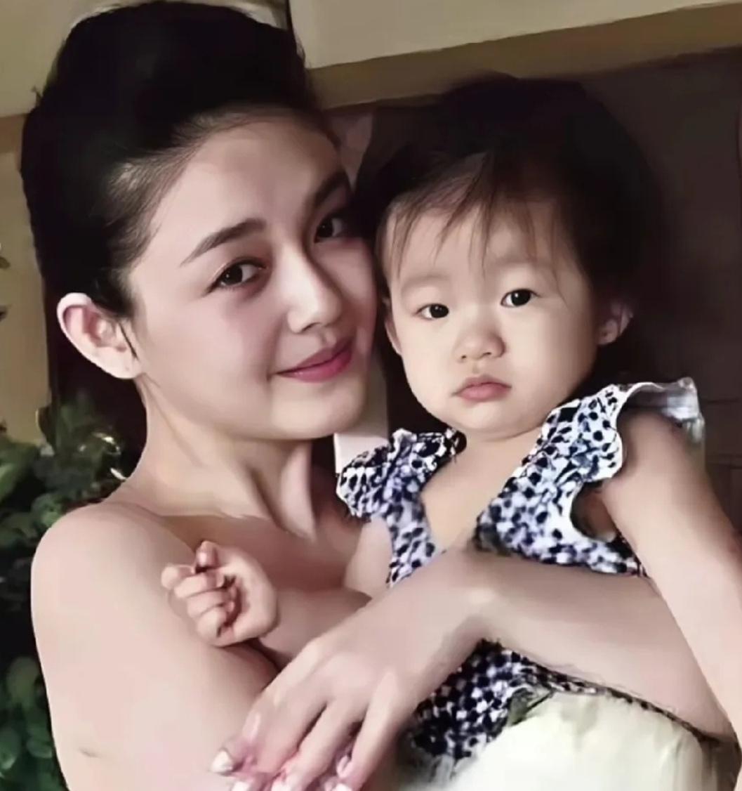 其实大S刚生完女儿小玥玥的时候，整体状态其实非常好。随便化个淡妆，颜值依旧很抗打