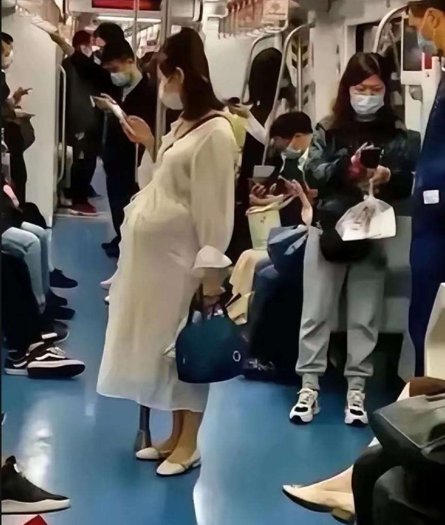 上海地铁让座事件看哭无数人！美德咋就成了难题？太扎心了！本该是暖心的让座