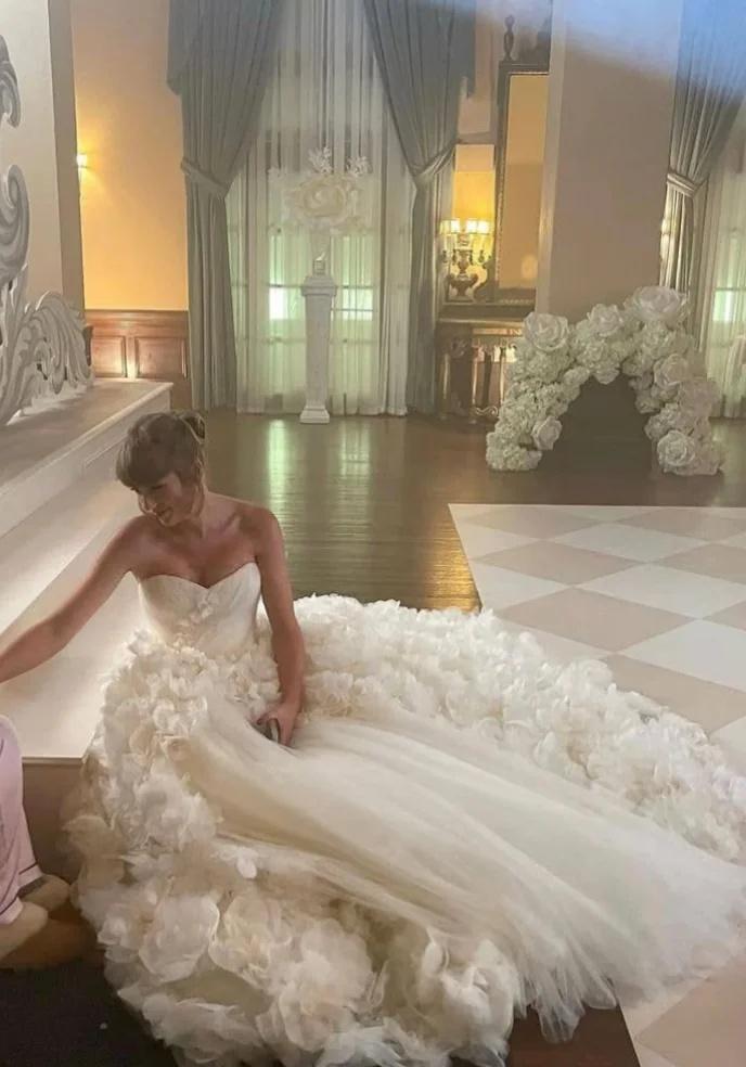 霉霉婚纱在迪奥高定秀场被热议霉霉TaylorSwift婚礼上身穿的迪奥DIO