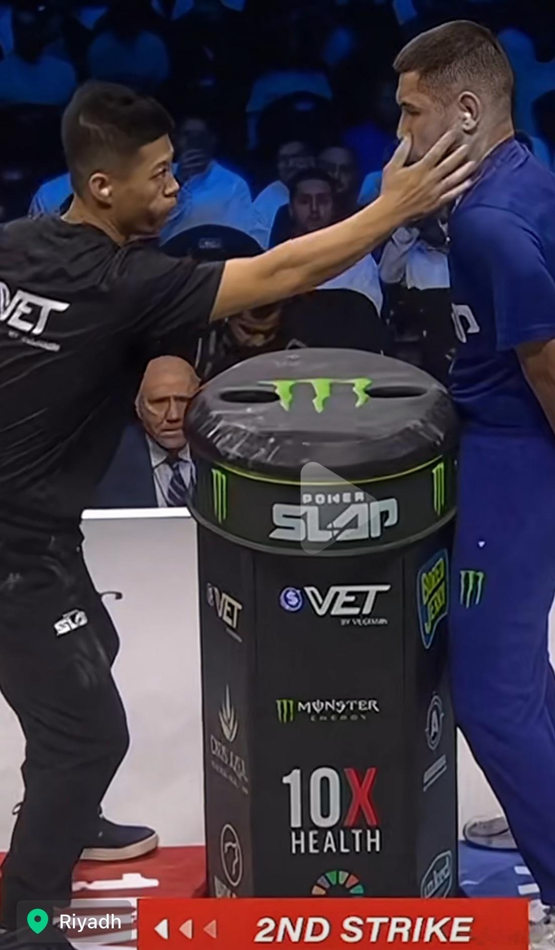 昨天凌晨陪我老公，看通背拳赵鸿刚参加扇耳光世界比赛，结果被对手KO了……我不太懂