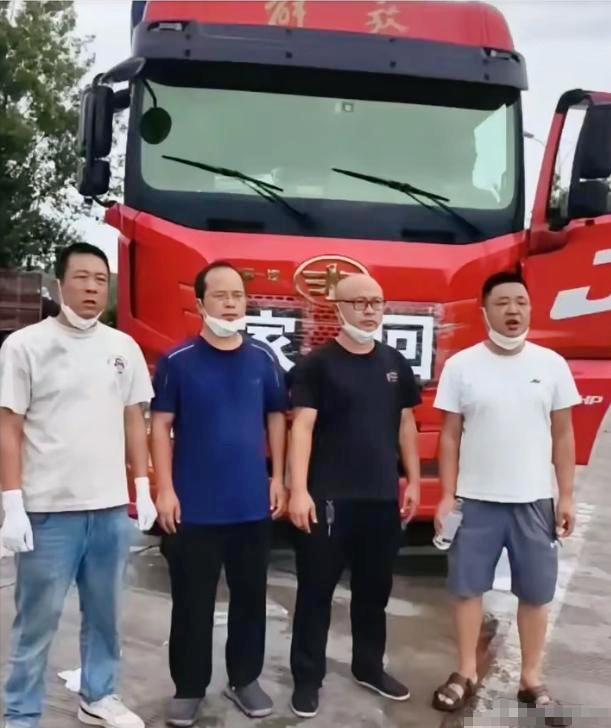 泪目了，陕西服务区，一辆货车停了三天没人动。工作人员打开门才发现，34岁司机早已