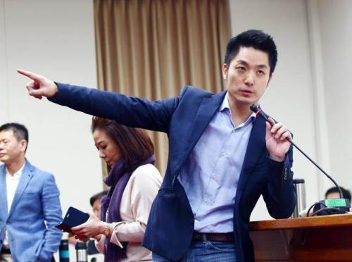 就在国民党那帮“大佬”还在为“主席”这个烂摊子互相甩锅、推三阻四的时候，蒋介石的