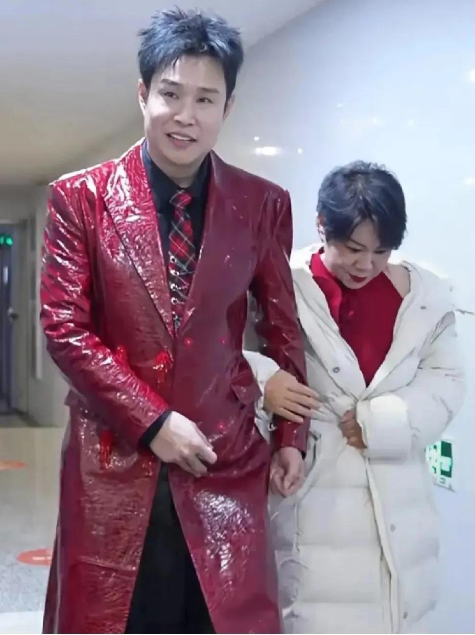沈春阳对小沈阳的爱:失误在她眼里都是宝。网友:听说之前小沈阳火起来的时候确实闹过