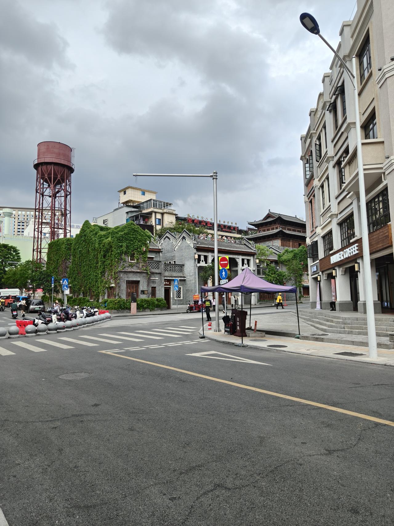 五一过后的南宁市中心，广西省会城市的市中心哦，这景象真是不知道怎么形容，宁静祥和