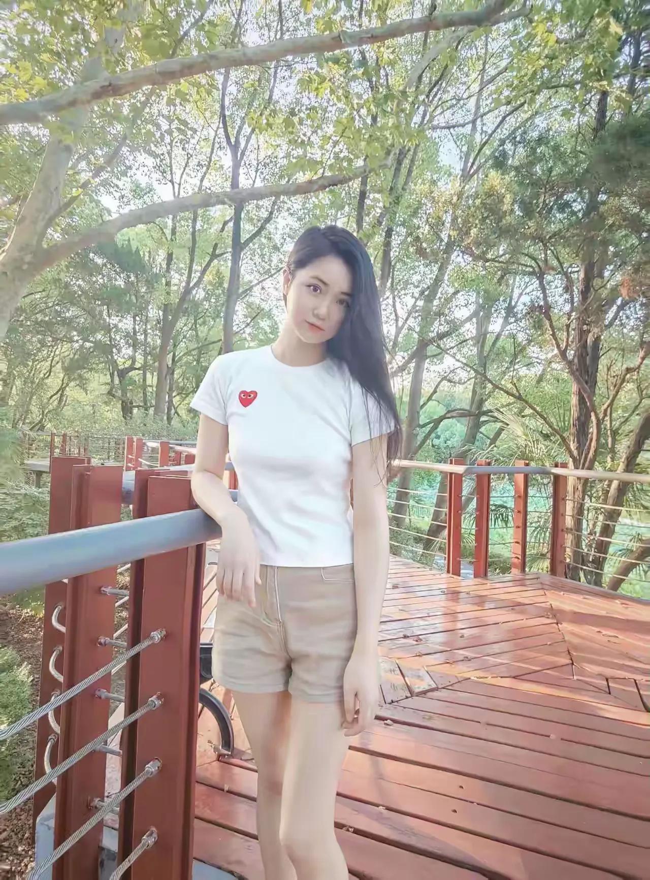 公园栈道上偶遇美女，这身高猜猜多少，大长腿修长笔直，颜值超高啊！