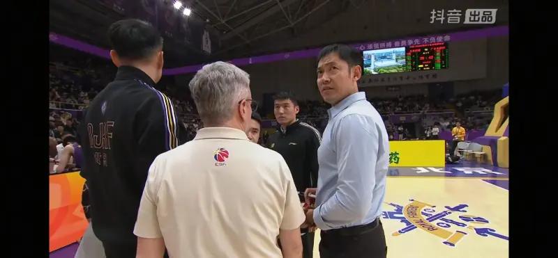 张庆鹏，你是做什么工作的？第一次见到教练喊暂停后，自己站在场地中间发呆，不给球