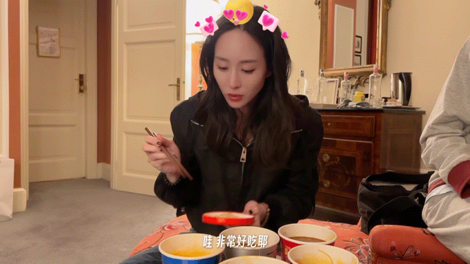 张钧甯带了六桶酸辣粉去意大利中餐胃去国外就靠酸辣粉方便面来解救，没想到姐姐和我