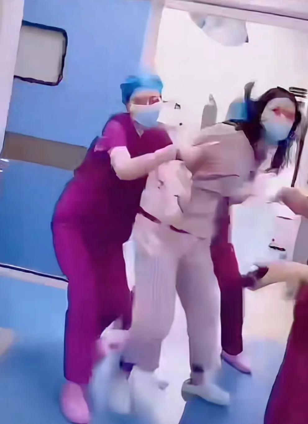生完孩子不到两小时，产妇就骑在婆婆身上扇耳光。血顺着大腿根往下淌，在地上洇开一片