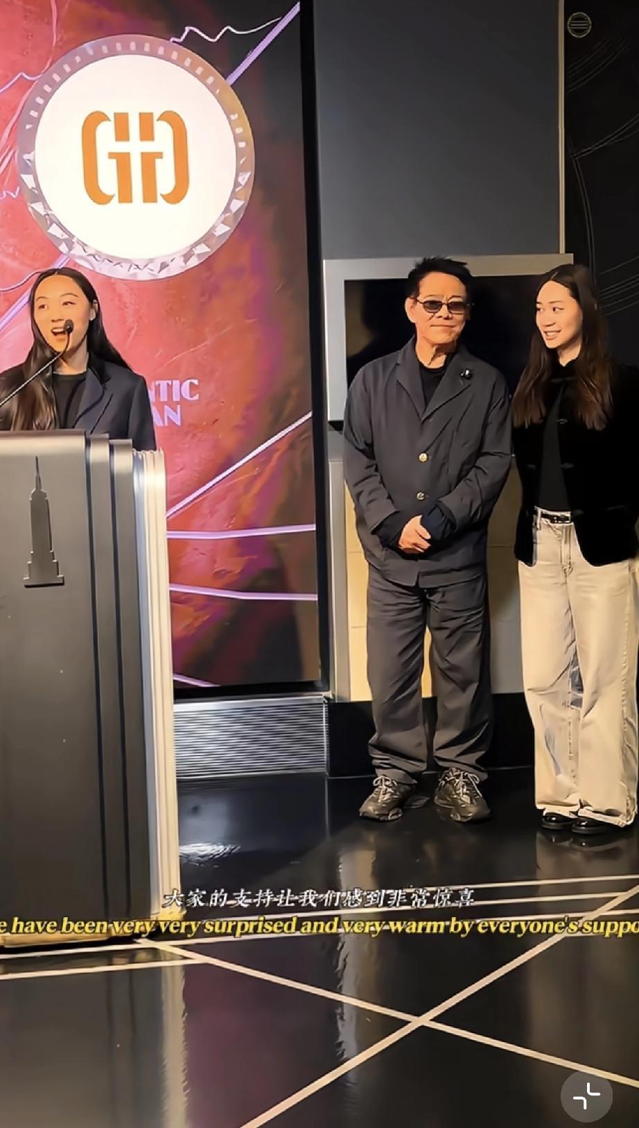李连杰真不容易，在纽约发布新书带两个女儿，特地染了黑发显年轻不少，大女儿在台上发