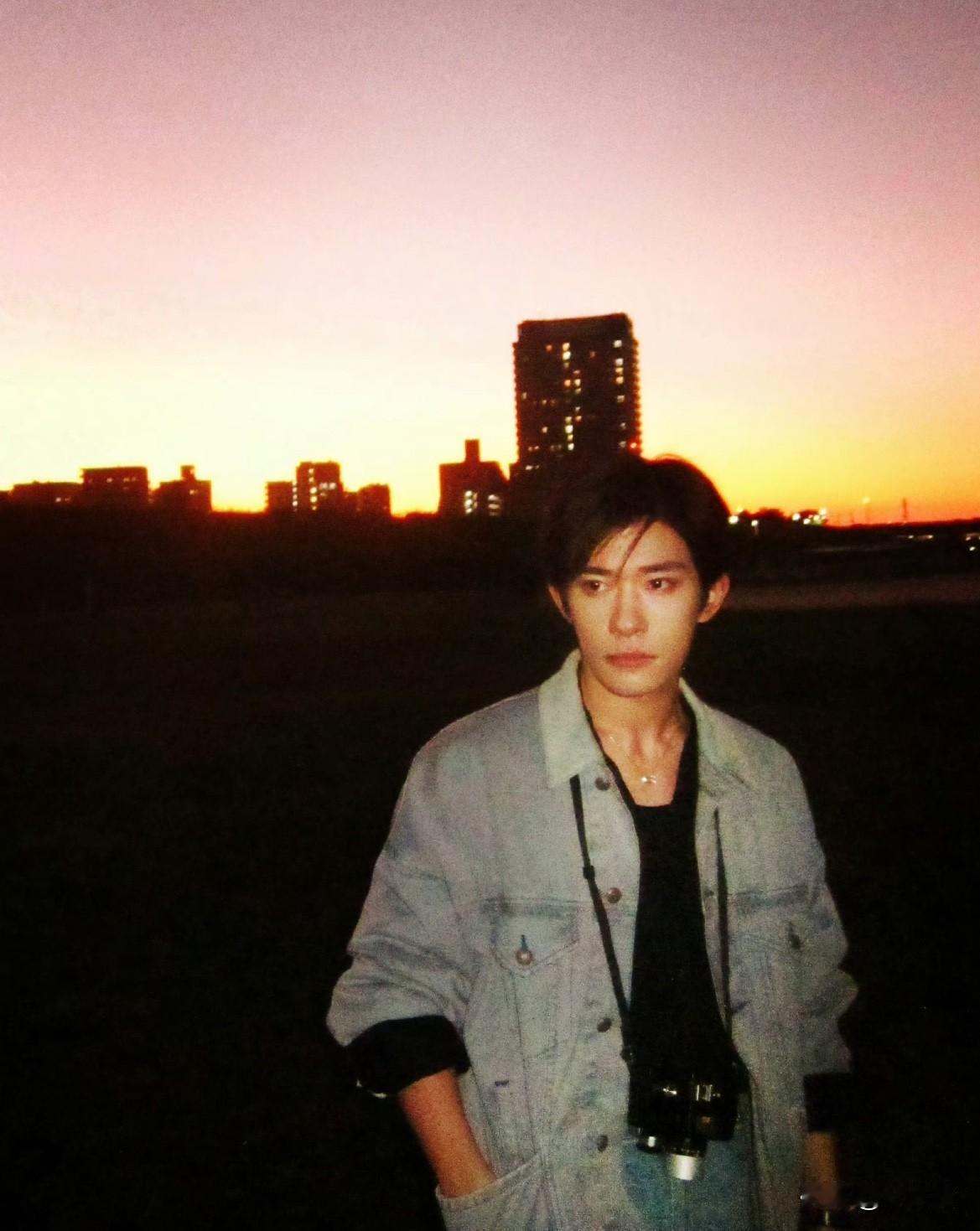 原来易烊千玺真不姓易烊！姓易、“烊”是老家方言里欢迎的意思，千禧年出生才叫“