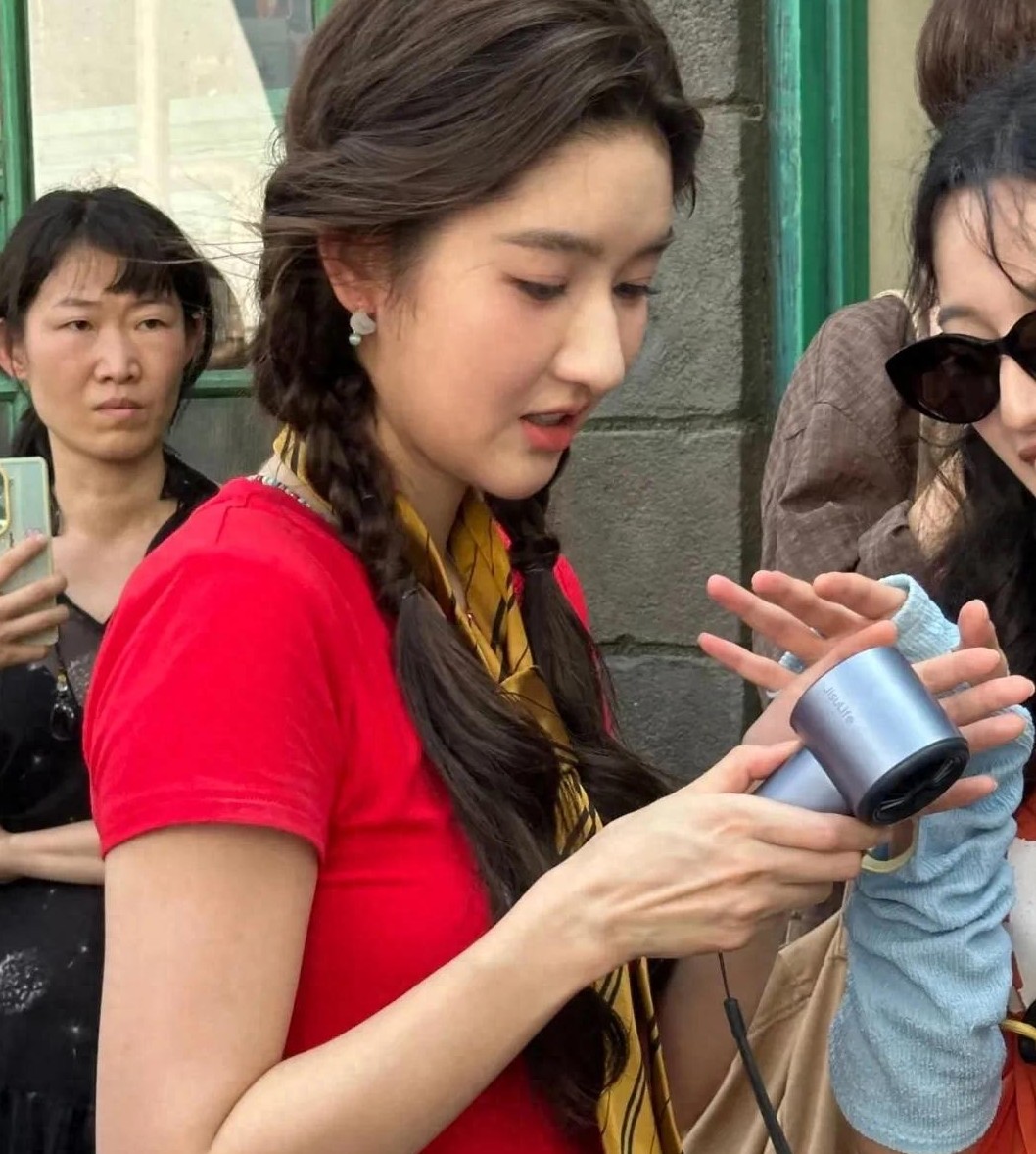 网友在街上偶遇王玉雯，本人好甜好美，身材也好，和照片里一样美