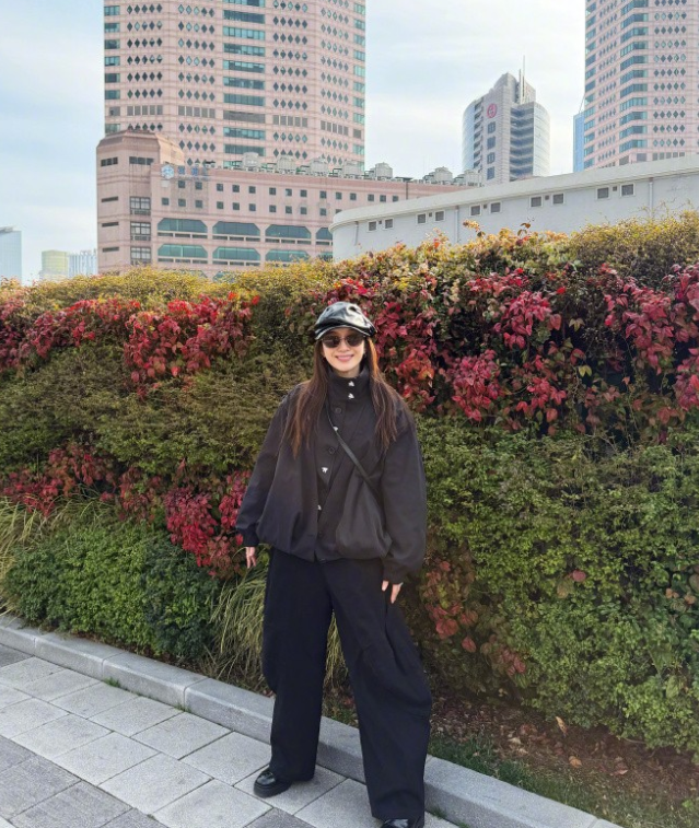 江疏影最新照片被江疏影的私服狠狠种草了！黑色贝雷帽+廓形外套+阔腿裤，一套下来