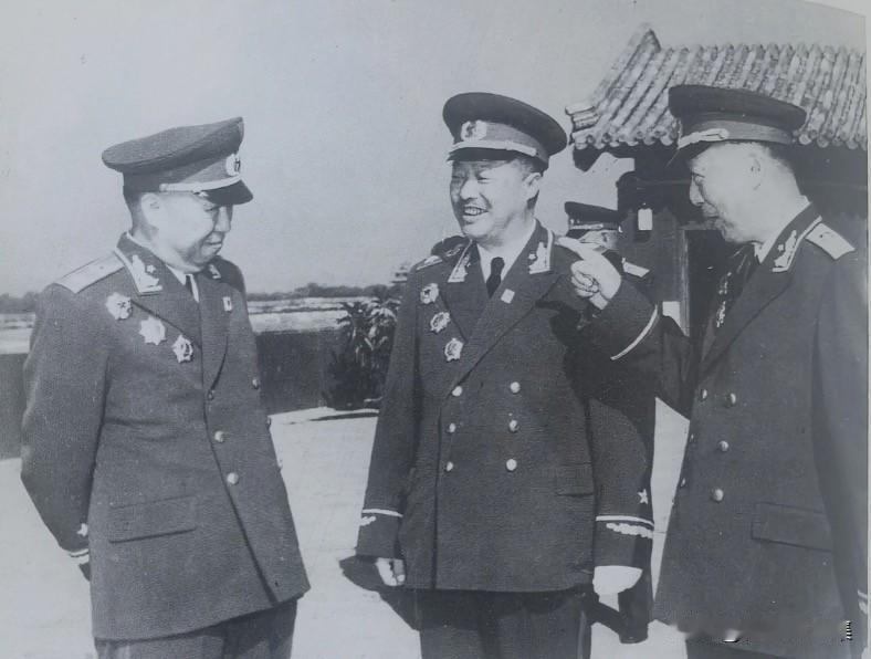 1959年国庆节，在天安门城楼上聂荣臻与贺龙（中）、罗荣桓（左）亲切交流。早在1