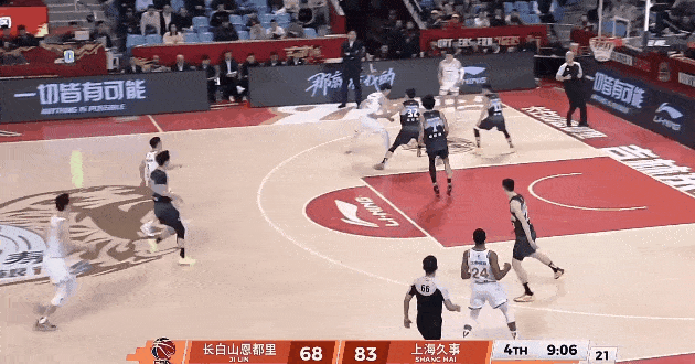 谁还说他软？？？2米14的他篮下脚步太丝滑！CBA内线天花板，这技术真的独一