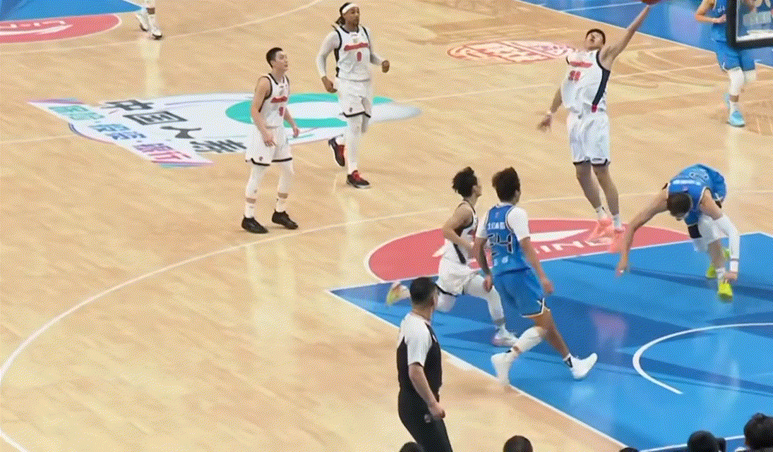 广东球迷最不想看到的事情发生了，徐杰遭周琦压到小腿受伤下场！而且看起来伤的不