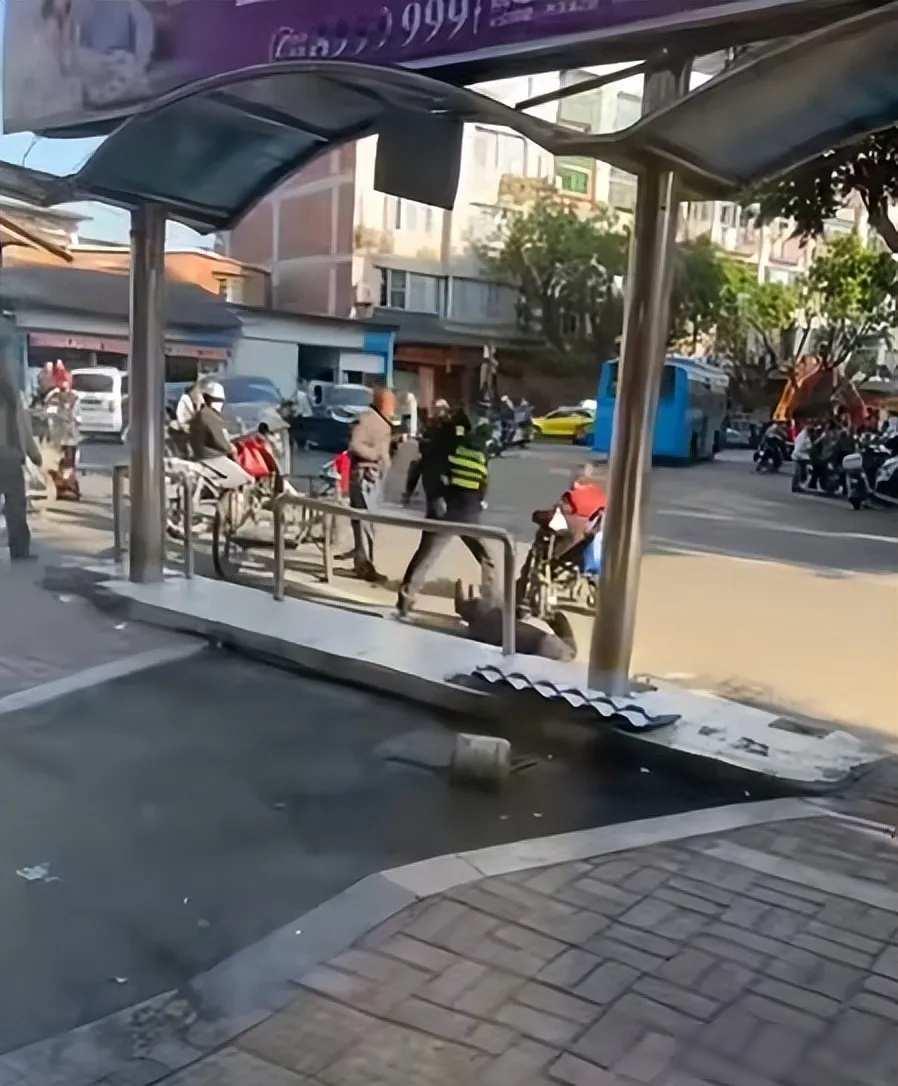 执法还是越界？城管“推人”风波，拷问城市管理的温度！2025年12月20号早