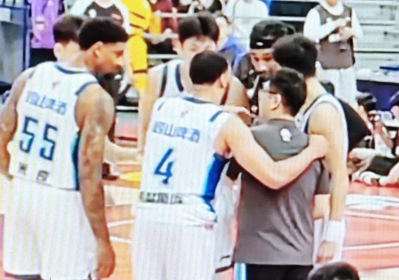 萨林杰跟青岛球员一起，偷听战术吗？裁判过来说:喂，你听得懂他们讲什么吗？凑这么