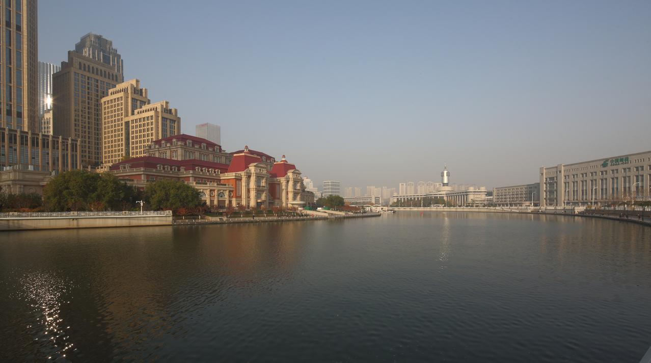 天津，季节转换就在今夜。天津的秋天很短，短到你不能完整地欣赏一场落叶。今天还是清