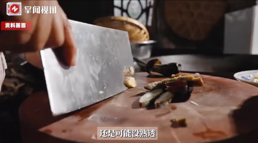“这就是贪吃的下场！”浙江，一位32岁的女子因为好奇“见手青”的味道，于是在网上