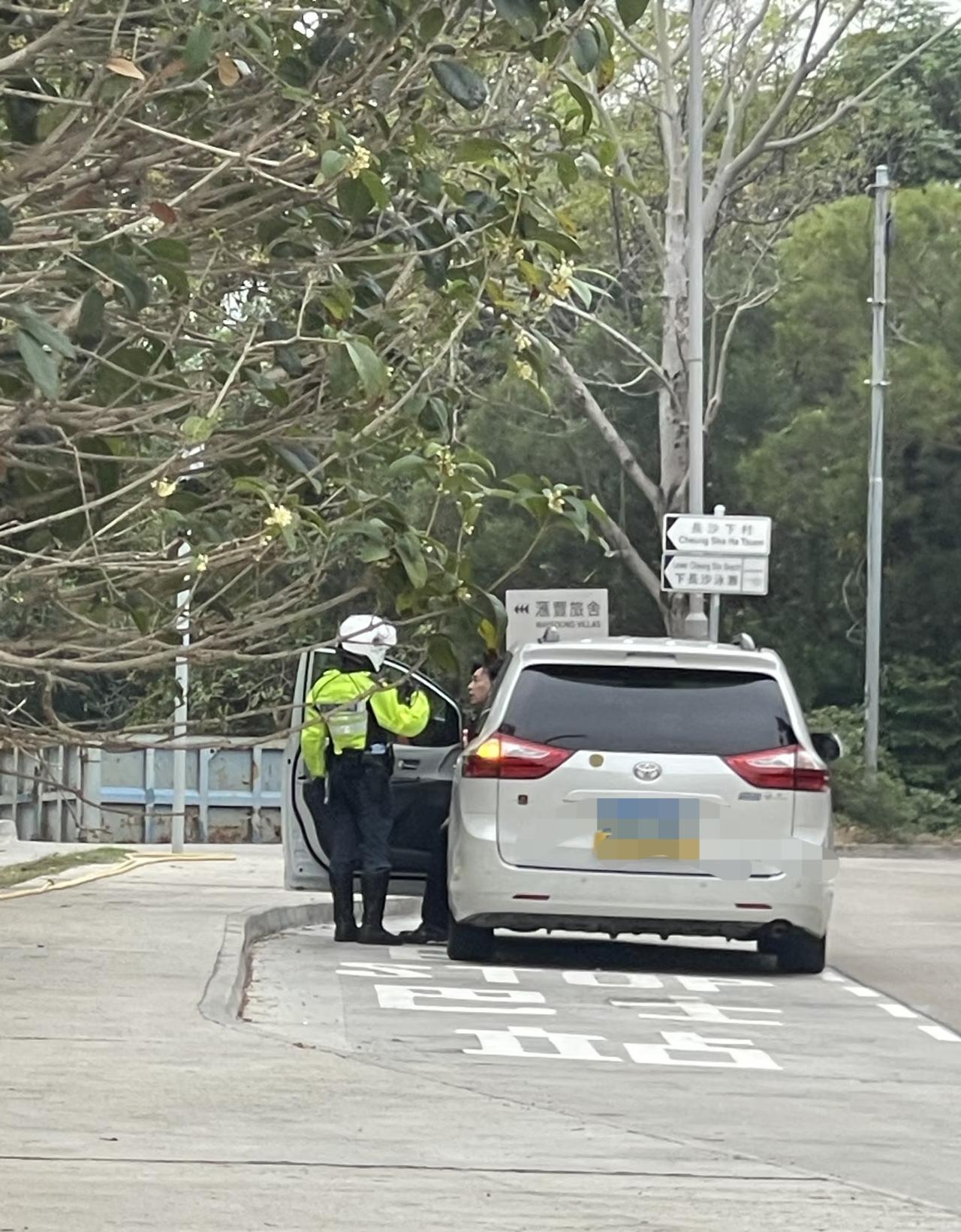 粵車南下闖入南大嶼山禁區路段結局你可以衝關。無路障可以進入。但交警見到鮮艷的藍