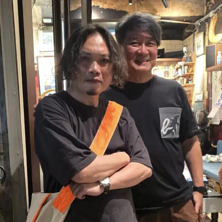 65岁周华健在四川逛街，他的头发花白了，看起来苍老了好多，因为喝了酒，脸色通红，