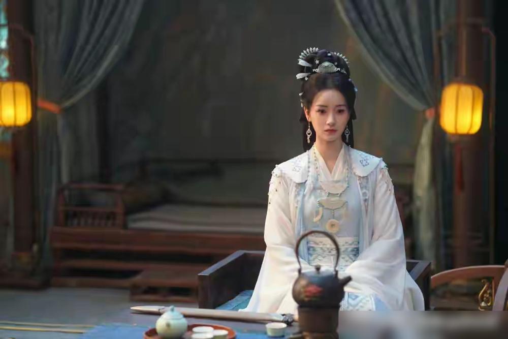 《水龙吟》白素车卧底暴露，被柳眼用噬心蛊杀了。白素车原本是白玉明家的姑娘，家