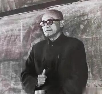 1968年，复旦教授朱东润被批斗，68岁妻子不堪折磨悬梁自尽。朱东润抱着妻子悲痛