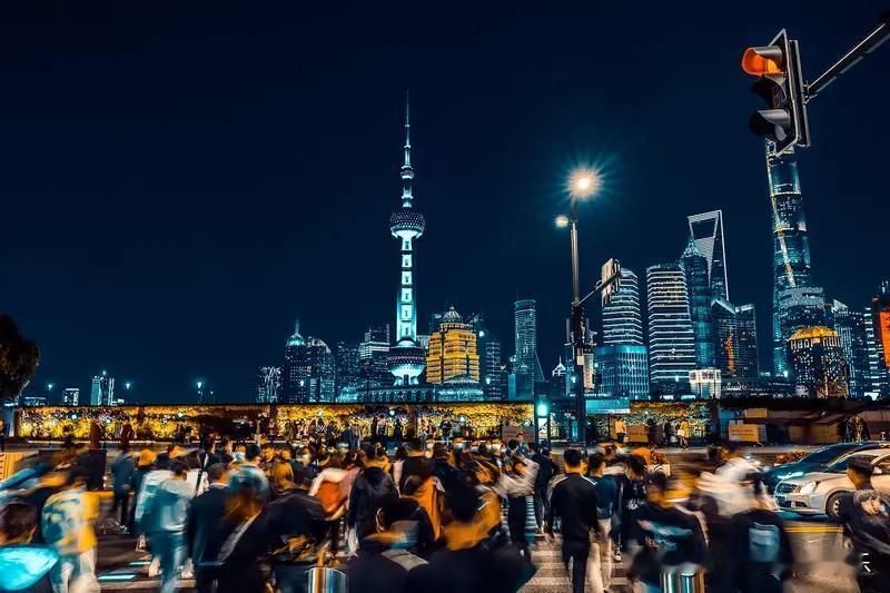 这次房价下跌，伤的最惨的，是一线城市的中产，然后是二线城市的中产，伤害最轻的，反