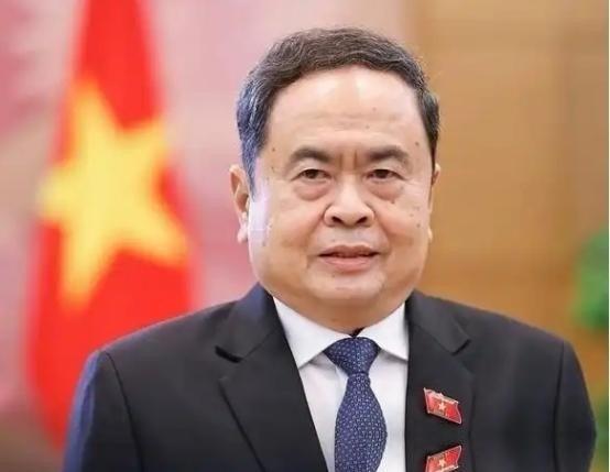别拿“既成事实”当筹码，中国不认这一套。越南所占中国岛礁，必须全部归还；越方人员