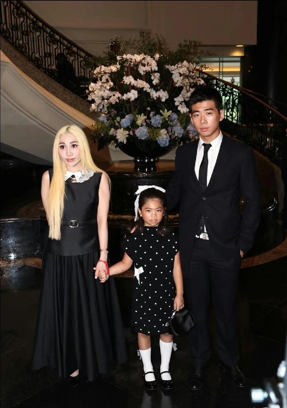 赌王女儿何超盈在家族追思会上弄了一头大金发，站在一片白花里，比谁都扎眼。她那个