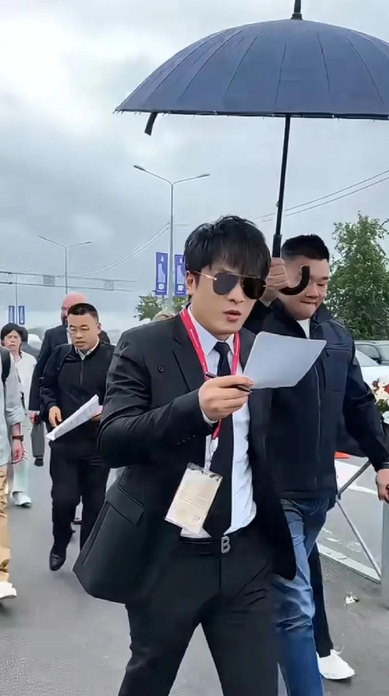 辛巴这次去俄罗斯，除了合伙人蓝山以及身边保镖陪着，谁也没跟着，包括夫人雪大，也没