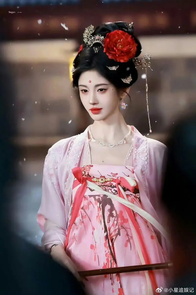 鹤男这是在模仿鞠婧祎的造型吗？