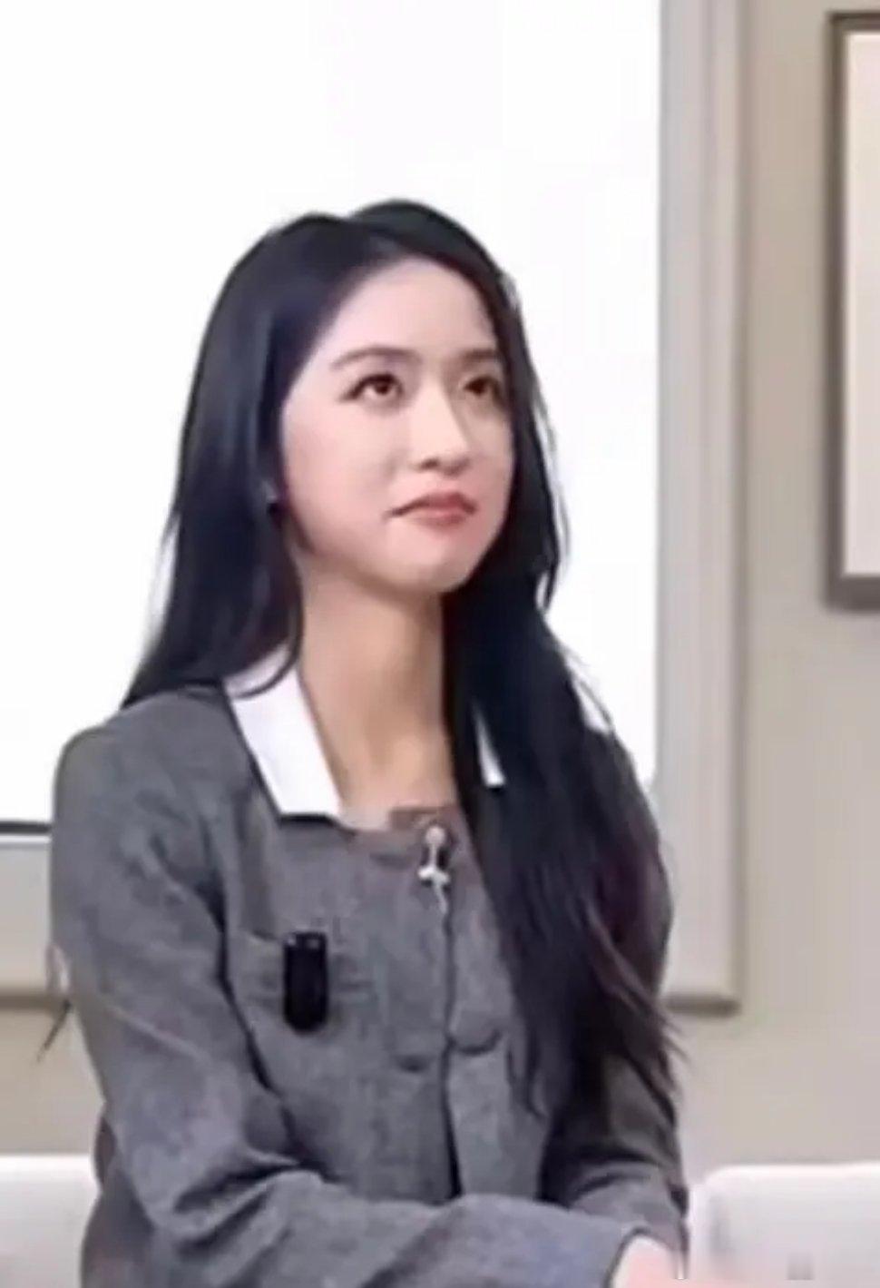 刚看了翁青雅采访朱珠直播，作为一位​传媒专业硕士，让朱珠帮你关门、自己先坐下，一