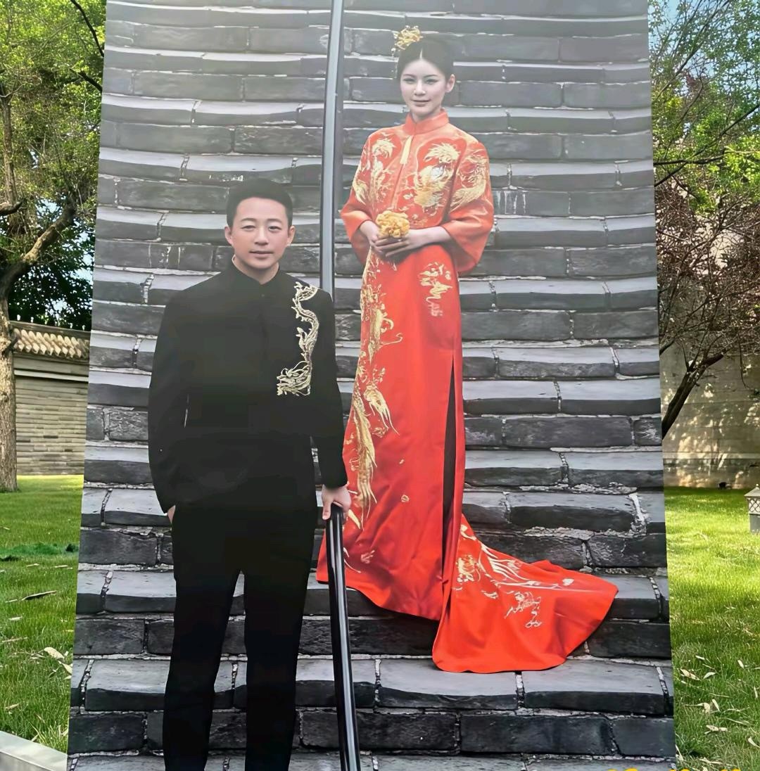 头一次见婚纱照这样拍的，为什么感觉还没有结婚，就被劈成两半了