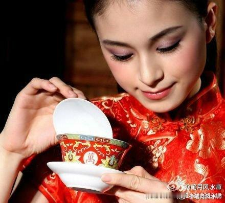 入伏，提醒您开始养生三伏天不要做的五件亊：1出汗不洗冷水浴。2夜里不能光身睡。