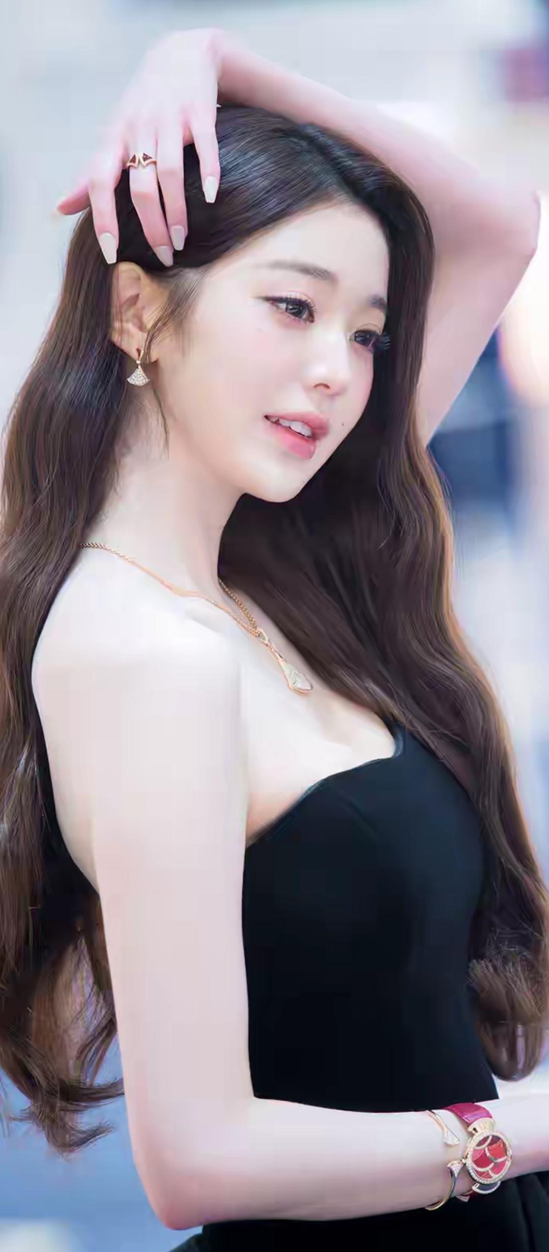 优雅黑裙，甜美笑容，气质动人！