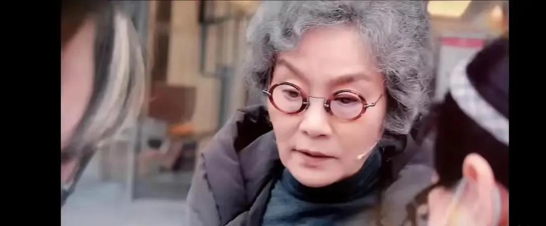 真的想不到，上世纪九十年代红极一时时的潘虹晚景凄凉，在上海一个老旧小区居住，没有