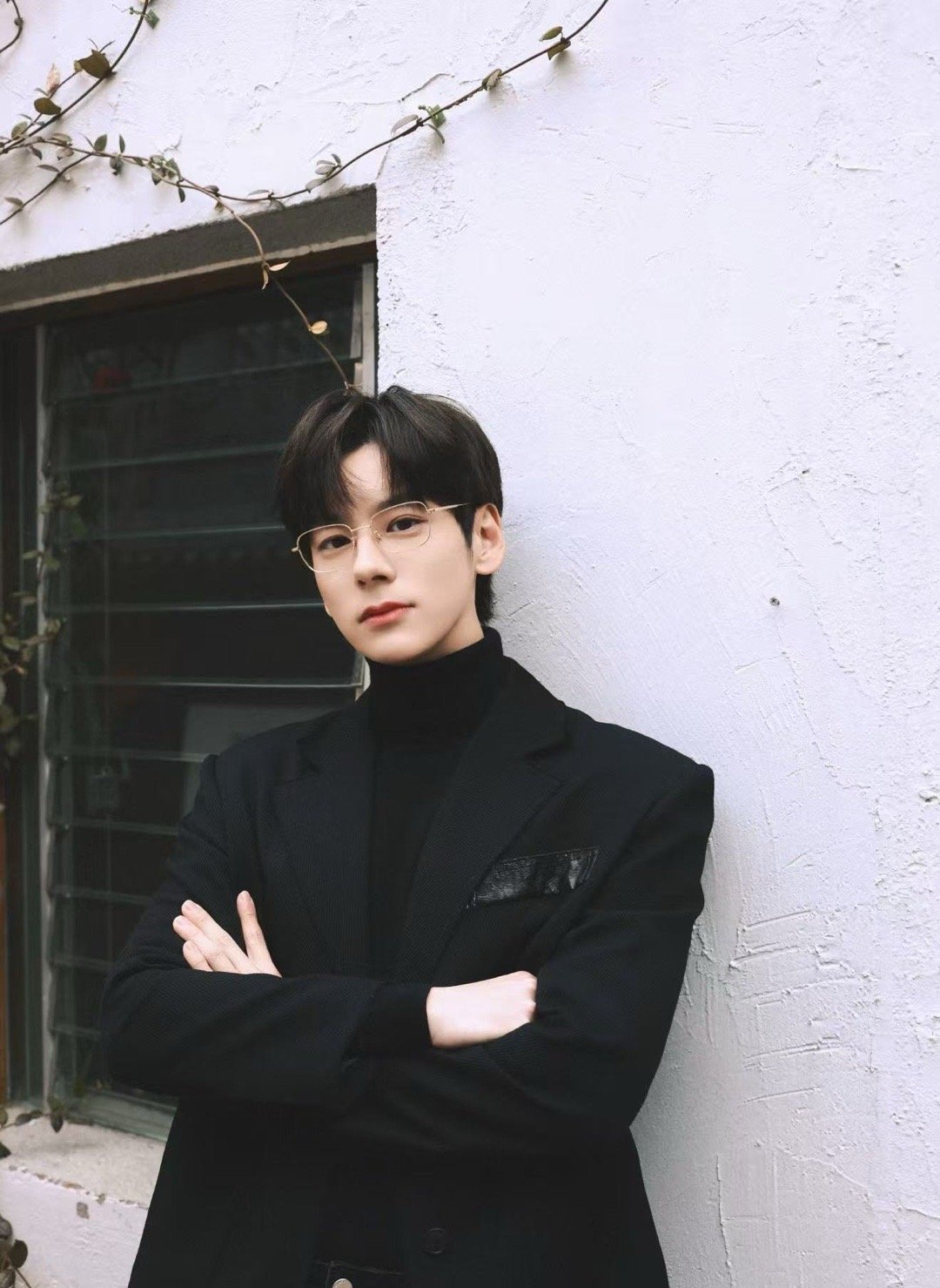 没有十年暗恋魏哲鸣不接他演暗恋确实有一套。纪昱恒的十年单向守护，许淮颂的十年双