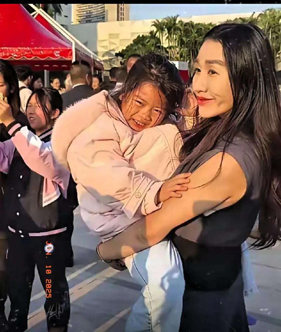 何超盈女儿首次出镜，6岁辛千觅长相引热议和想象中豪门差距好大！四太大女儿何超