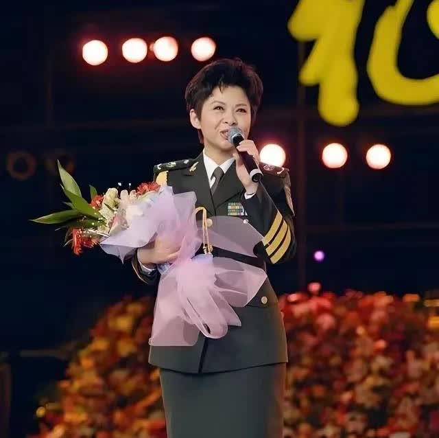 歌唱家董文华现状：自然衰老很真实，接农村商演，唱功不减当年