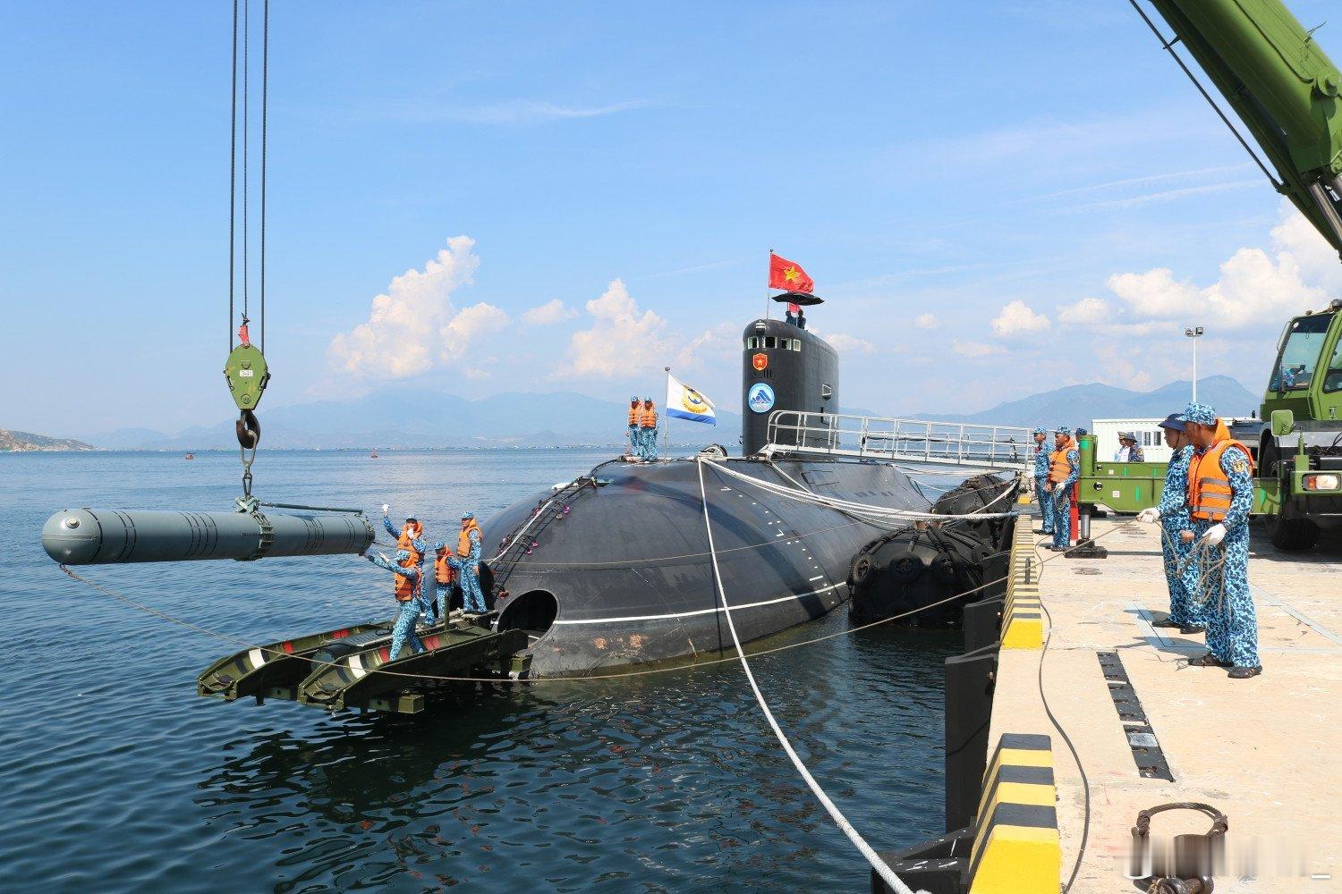 越军基洛级潜艇装填3M-54E“口径”潜射导弹。越南于2014至2017年到手6