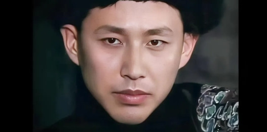 白客不露牙的情况有点陈道明的影子，还有一种情况是学习陈道明老师的表演，毕竟是