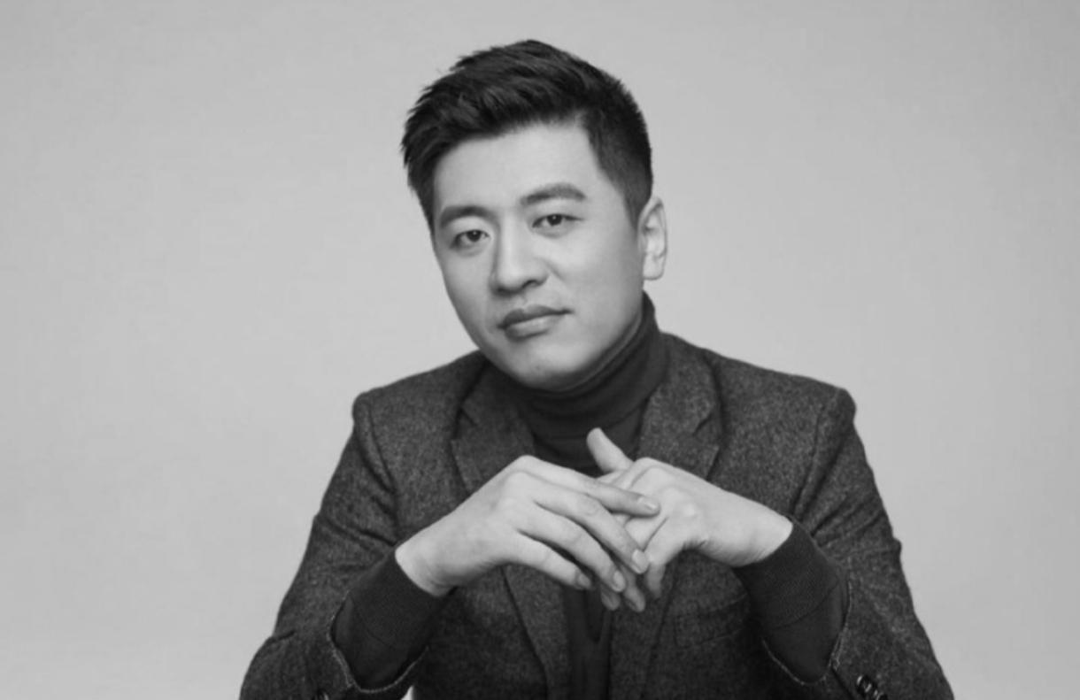 张雪峰因心源性猝死一定和他过度劳累有关。很多人可能会觉得张雪峰已经那么有名了，而