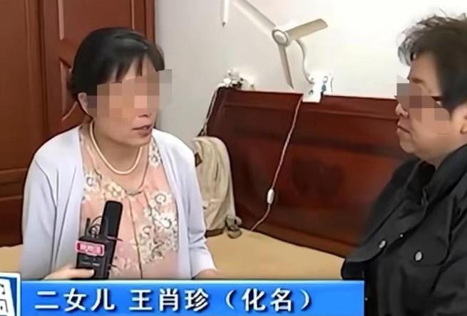 断臂男子独自赡养父母20年，为还外债卖掉老房子，谁知母亲偷偷给国外的3个儿女打电