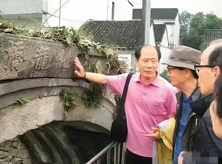 一群韩国老人跪在浙江湖州的古桥边嚎啕大哭，只因桥名和族谱上记载的一模一样——