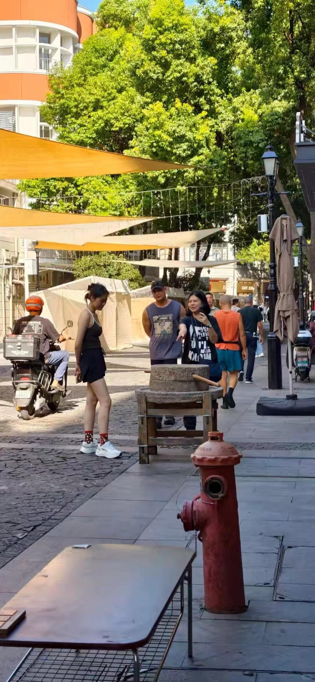 邝玲玲走到哪里跑到哪里​​​