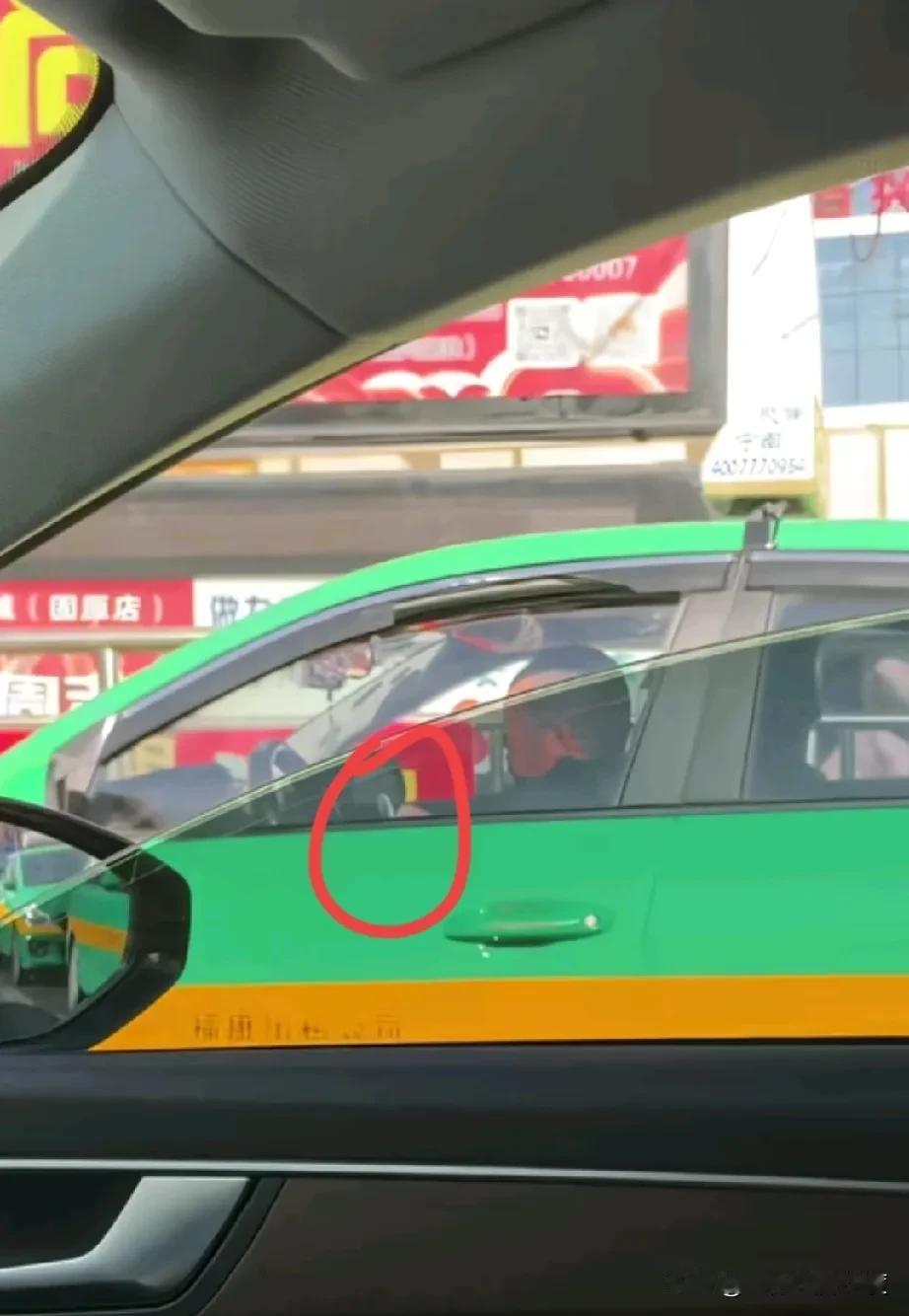 你说今天在路上等红绿灯时，猜我看到了什么？太不可思议了，我仔细的盯了半天，原来