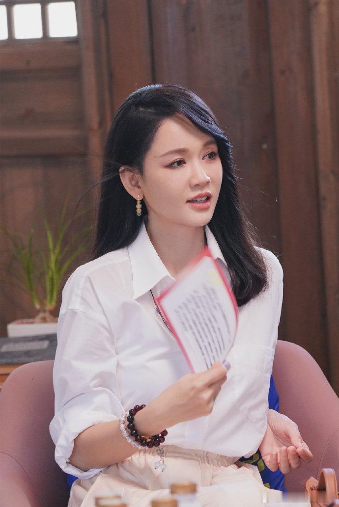 陈乔恩撒娇女王可不是白叫的陈乔恩撒娇功力名不虚传！在《天声一对》节目中，她为艾伦