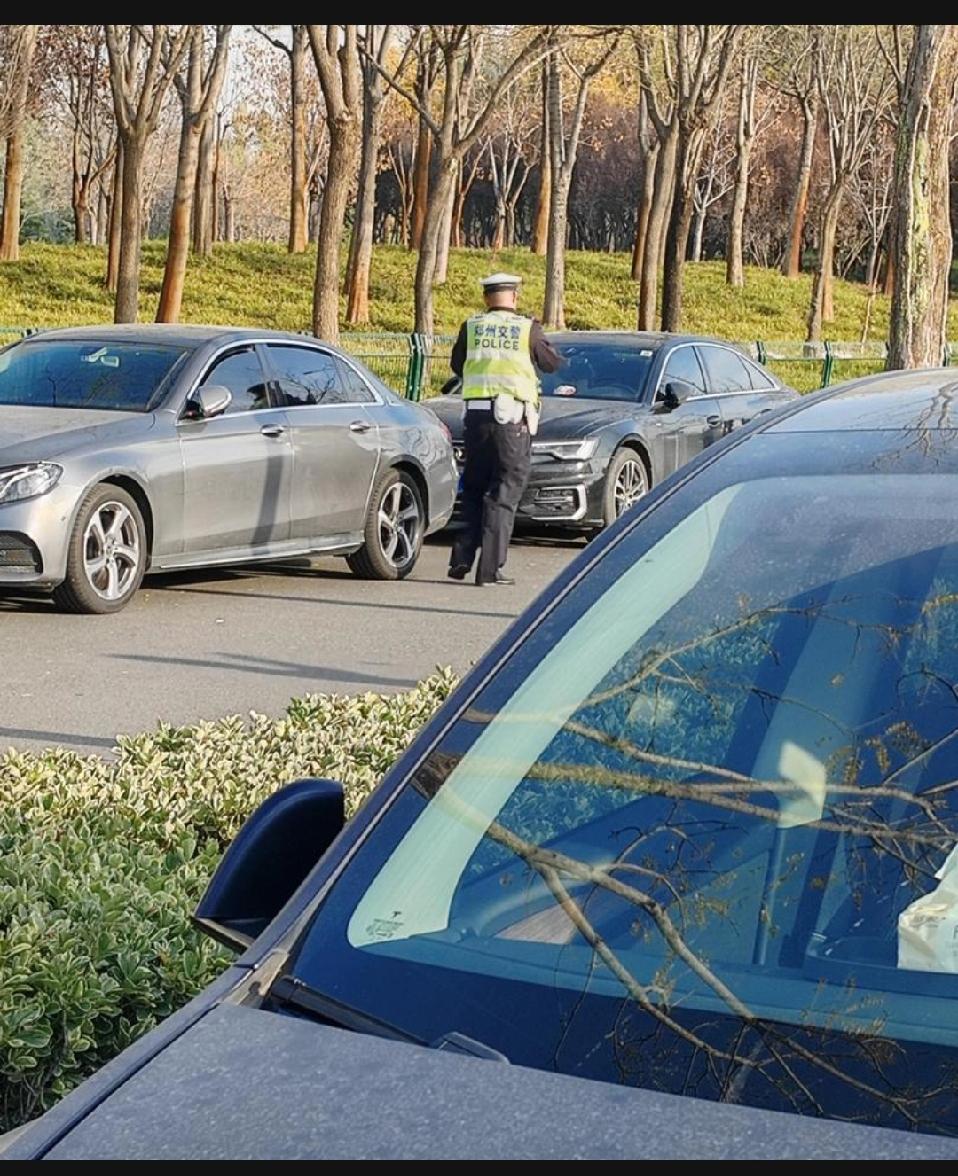 你有没有在玩得正尽兴时，被一条“违停短信”瞬间拽回现实？那一刻的窘迫与心慌，其实